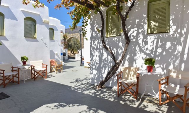 STUDIOS TO LET | PLATIS GIALOS SIFNOS | GIANNAKAS STUDIOS