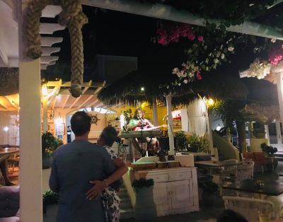 ΕΣΤΙΑΤΟΡΙΟ BEACH BAR ΚΑΜΑΡΙ ΣΑΝΤΟΡΙΝΗ | DOLPHINS BEACH BAR RESTAURANT --- gbd.gr