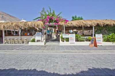 ΕΣΤΙΑΤΟΡΙΟ BEACH BAR ΚΑΜΑΡΙ ΣΑΝΤΟΡΙΝΗ | DOLPHINS BEACH BAR RESTAURANT --- gbd.gr